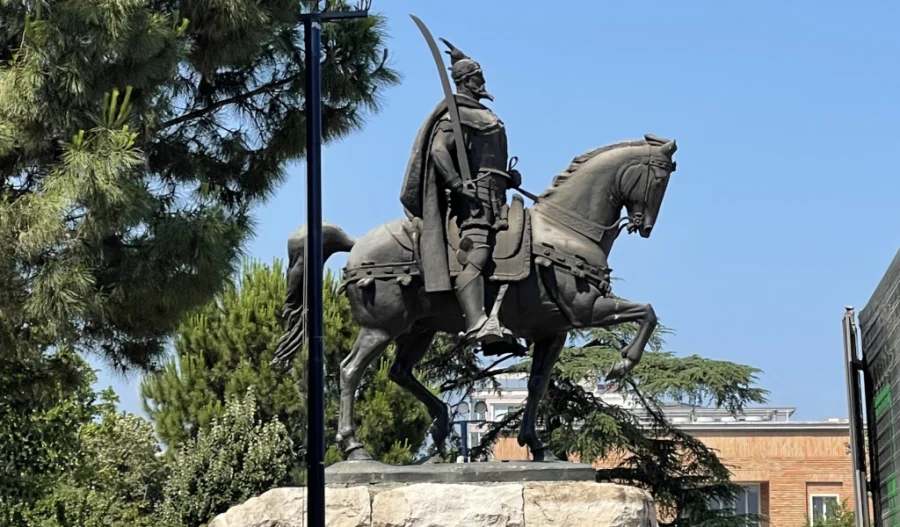 Estatua Ecuestre en  La Plaza Skenderbeg